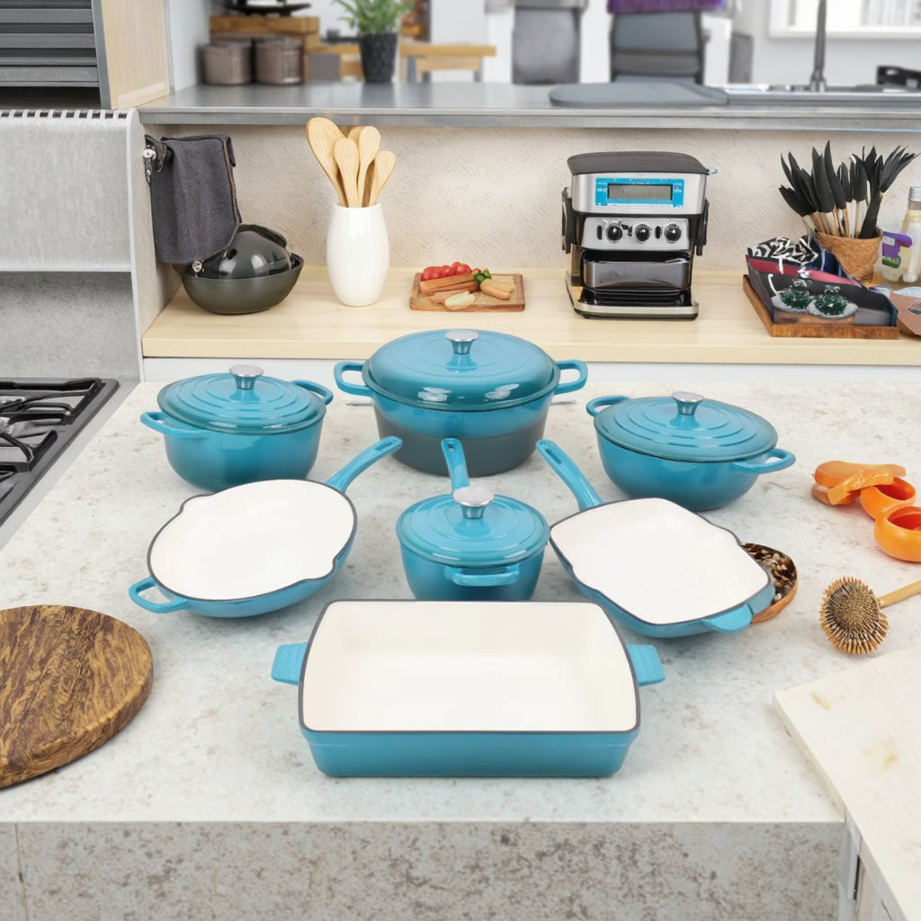 cocotte en fonte bleu ciel sur comptoir