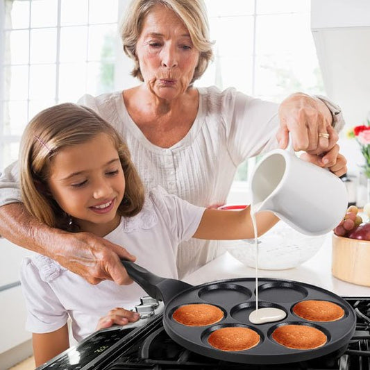 Crêpière grand-mère petite fille
