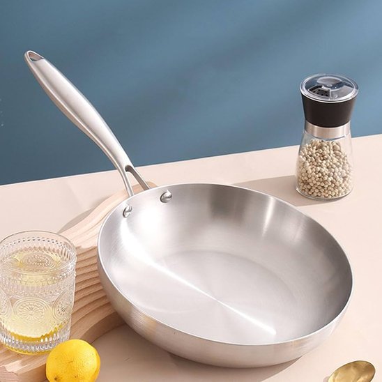 Poele inox sur un comptoir